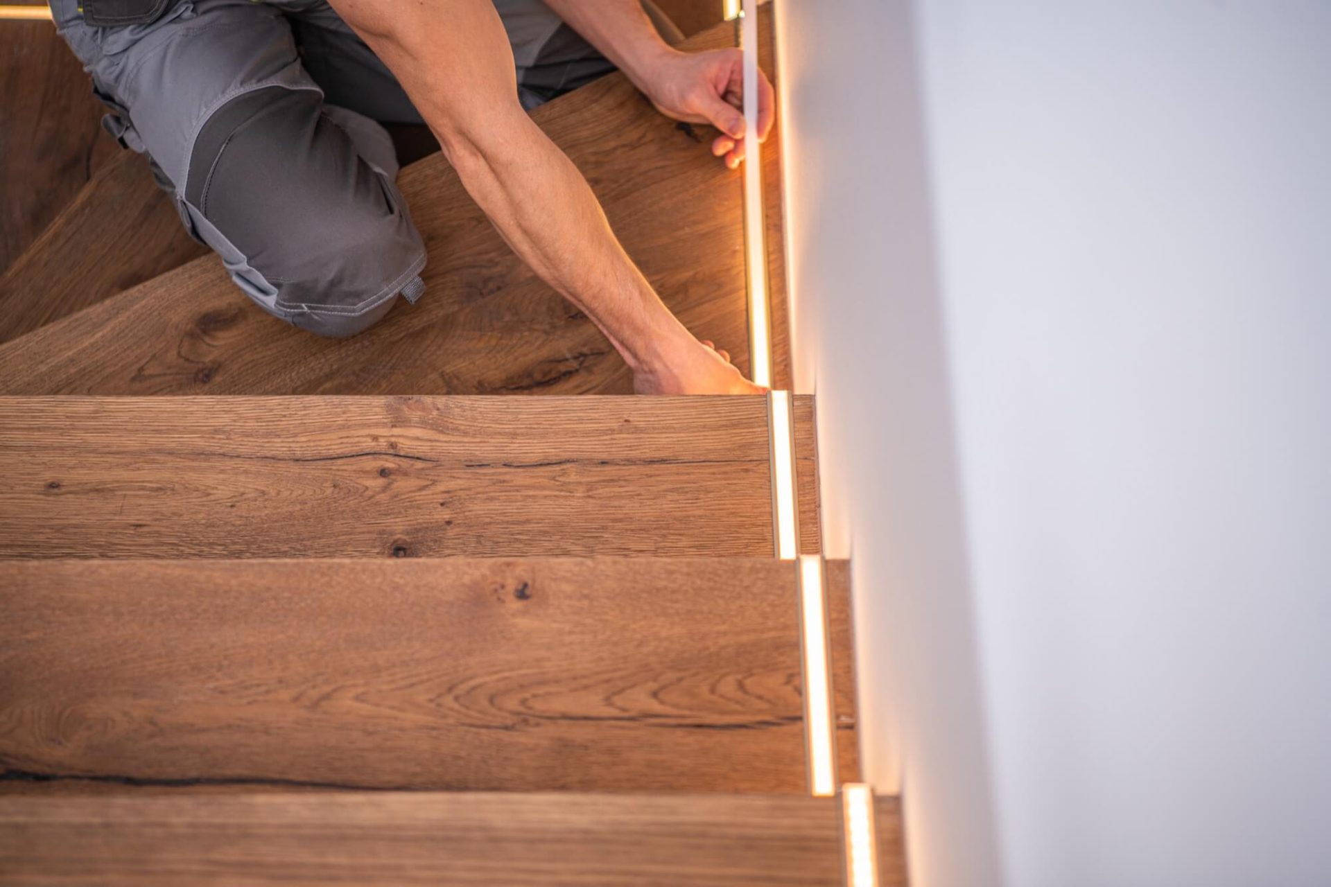 Trapprenovering Sollentuna presenterar en imponerande installation av smart belysning i trappsteg