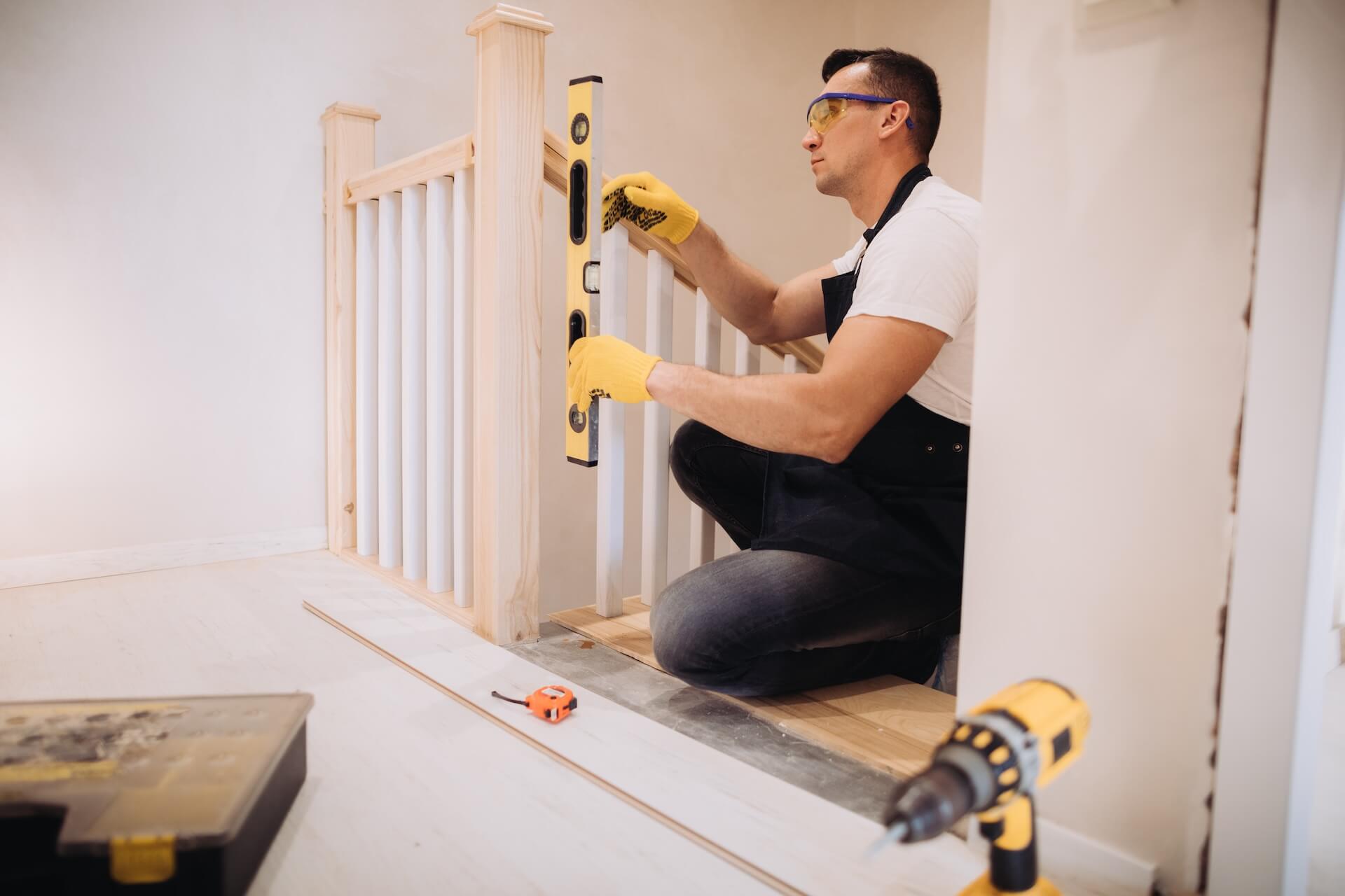 Trapprenovering Sollentuna säkerställer att trappans räcke är perfekt nivellerat